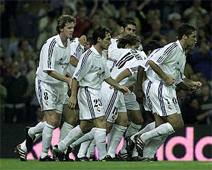 Los jugadores madrileños festejan sus goles.