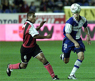 Mauro Silva (a la izquierda) y Téllez intentan hacerse con el control del balón.