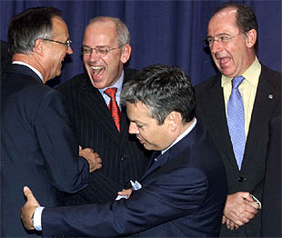 Rato (derecha) bromea con sus compañeros de Economía de la UE, reunidos ayer en Lieja.