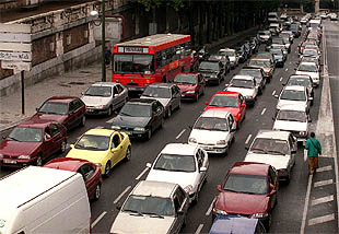 Atasco en la Cuesta de San Vicente en el Día sin Coches.