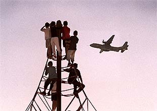 Un grupo de personas contempla la Festa del Cel.