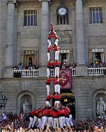Los Castellers de Barcelona coronan un  tres de nou. 