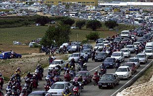 Salida de vehículos del circuito de Cheste en dirección a Valencia, ayer, al término de las pruebas del mundial de motociclismo.