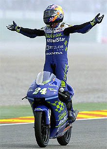 Toni Elías celebra su segunda posición, ayer en Cheste.