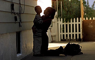 Una mujer, que ha quedado viuda al morir su esposo en el atentado al World Trade Center, con su hijo de cinco años.