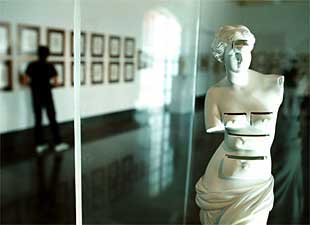 Venus aux tiroirs (1971), de Salvador Dalí, en la sala de exposiciones de la Lonja del Pescado de Alicante.