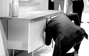 Un visitante, ayer, comprueba uno de los muebles expuestos en los puestos de la Feria Internacional del Mueble.