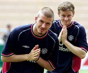 Beckham y Solskjaer saludan al público en un entrenamiento del United en Bangkok el pasado mes de julio.