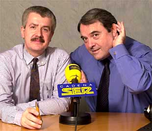 Gorka Zumeta (a la izquierda) y Ramón Gabilondo, en la SER.