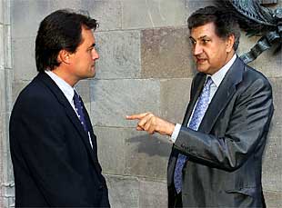 El  conseller en cap,  Artur Mas (izquierda), ayer junto al ministro de Administraciones Públicas, Jesús Posada.