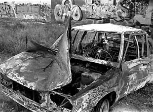 Uno de los coches incendiados en Valencia.