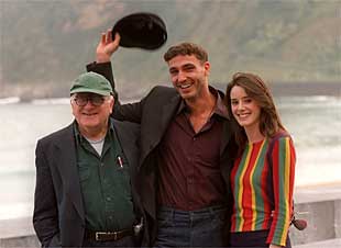 El director Vicente Aranda (izquierda), junto a los actores Daniel Liotti y Pilar López de Ayala.