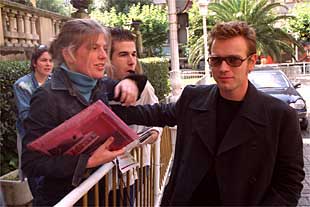 Ewan McGregor, ayer, junto a unos admiradores en San Sebastián.
