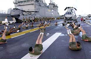 Un grupo de  marines  estadounidenses especializados en operaciones especiales realiza ejercicios en la cubierta del buque anfibio  Bataan. 