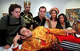 En primer plano, Mario Tomás. De izquierda a derecha, Carlos Javier, Alberto Comesaña, José Aguilar, Uxía Blanco y Margarita Fernández.