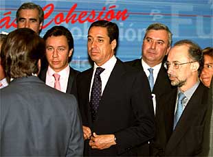 Cristóbal Montoro (derecha) y  Eduardo Zaplana, el pasado martes, en un acto de partido en Madrid.