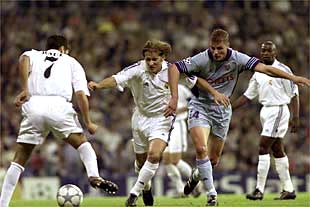 Raúl, Michel Salgado y Hendrickx pelean por el balón.