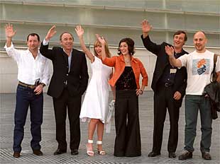 Eduardo Mignogna (segundo por la izda.), con el equipo de  La Fuga .