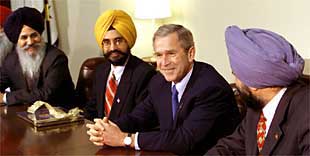 BUSH SE REÚNE CON LOS LÍDERES SIJS PARA EVITAR LA XENOFOBIA.