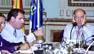 Pedro Rodríguez, a la derecha, ayer, en el pleno del Ayuntamiento de Huelva.