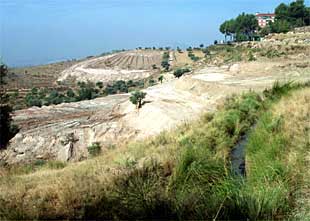 Vista desde la acequia de Aynadamar de las obras paralizadas en el término de Alfacar.