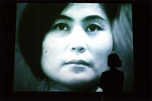Yoko Ono en una imagen de  Pieza Corte  (1966), uno de los tres vídeos históricos de la artista que pueden verse en la exposición.