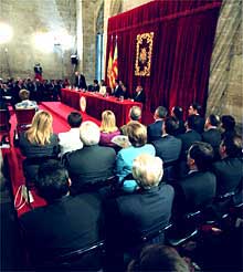 La Infanta Cristina entrega el galardón a uno de los premiados.