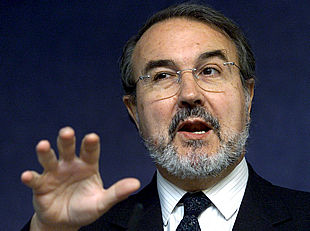 Pedro Solbes, durante una rueda de prensa.