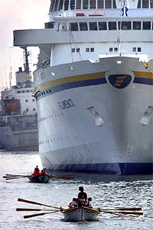 Diecinueve  llaguts  surcaron ayer las aguas del puerto de Barcelona en una original competición que tuvo 483 participantes