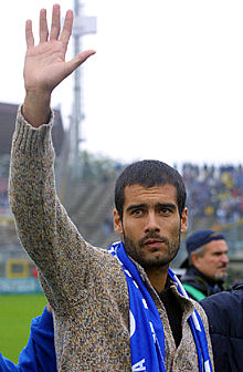 Guardiola saluda a los aficionados.