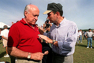 Xabier Arzalluz escucha al    lehendakari,  Juan José Ibarretxe, ayer durante la fiesta anual del PNV en las campas de Salburua, en Vitoria.