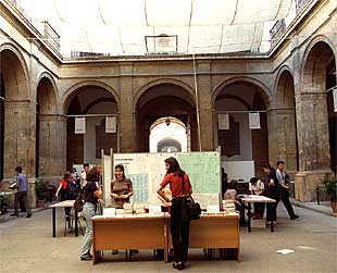 Alumnos reciben información en el Rectorado de la Universidad de Sevilla.