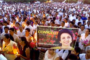 Imagen de la marcha silenciosa en homenaje a Consuelo Araújo Noguera, que congregó a miles de personas en su ciudad natal de Valledupar.