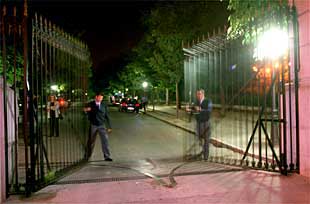 Unos operarios proceden a cerrar una de las 18 puertas de acceso al parque.