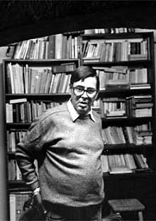 José Ángel Valente, en 1995, en su casa de Almería.