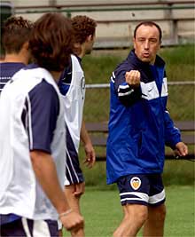 Rafa Benítez da instrucciones en un ensayo.