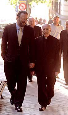 El ecónomo Enrique Peralta, a su llegada a la Audiencia.