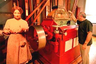 La exposición  La ciutat de les fàbriques,  en La Farinera del Clot.