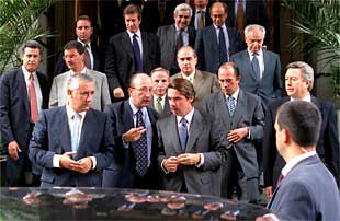 El presidente del Gobierno, José María Aznar, con el Grupo Parlamentario Popular en el Congreso.