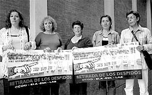 Las cinco trabajadoras despedidas, ayer, en Trintxerpe, con la pancarta en la que solicitan su readmisión.