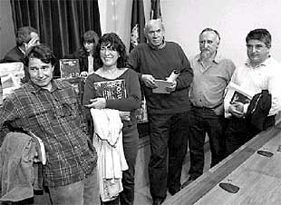 Los cinco artistas seleccionados para    Bosteko 01 , ayer, en la Diputación de Vizcaya.