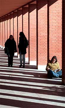 Alumnos en un patio de la Universidad Carlos III.