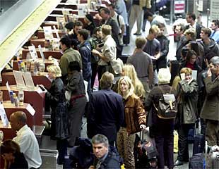 Colas de pasajeros en los mostradores de facturación de Swissair, ayer, en el aeropuerto de Zúrich.
