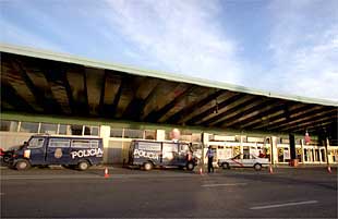 Coches de policía refuerzan la seguridad frente a una de las entradas del aeropuerto de Barajas, en Madrid.