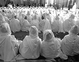 Fieles musulmanes, en la mezquita de Casablanca durante una visita del fallecido rey Hassan II.