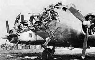 B-17 dañado. Abajo: pilotos de la escuadrilla Elba. 'El primer uso de nuestros cazas suicidas no ha producido el éxito esperado. Pero no debemos perder el coraje. Esto es sólo el principio' (Goebbels, en 1945).