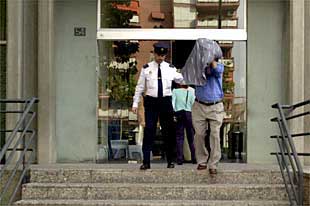 El empresario detenido, a la salida del juzgado.