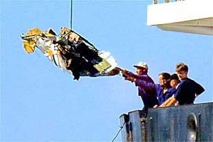 Marineros del buque   Capitán Vakula   descargan en el puerto de Sochi un pedazo del fuselaje del Tupolev que explotó el jueves sobre el mar Negro.
