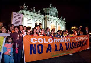 Cabeza de la manifestación de residentes colombianos, a su paso por la Puerta de Alcalá.
