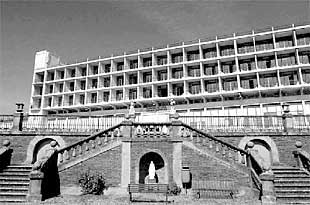 Vista de la fachada sur del Sanatorio de Leza, ahora hospital comarcal de la Rioja Alavesa.